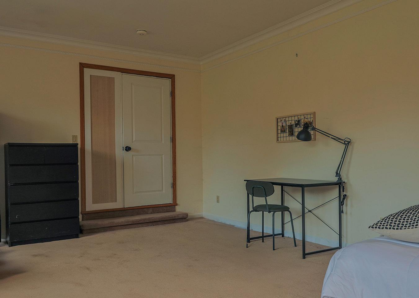 Flex Room - Vibrant Co-Living Community one a Mile Away from Oakridge Centre Mall House - Gallery - 14