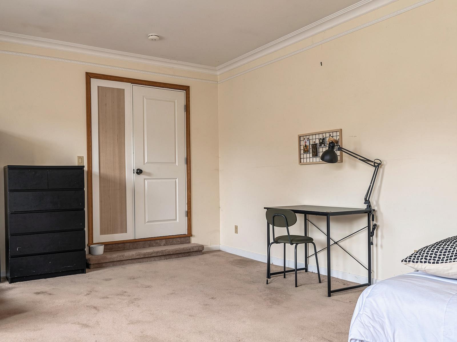 Flex Room - Vibrant Co-Living Community one a Mile Away from Oakridge Centre Mall House - Gallery - 26
