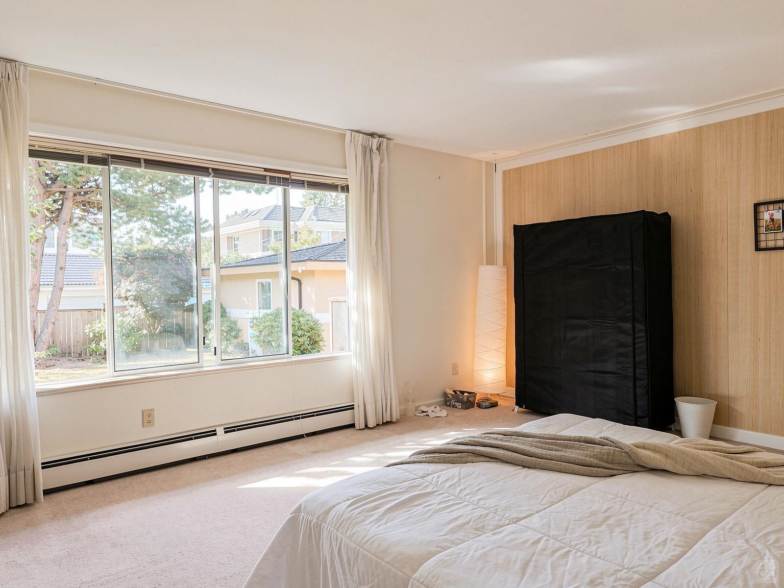 Flex Room - Vibrant Co-Living Community one a Mile Away from Oakridge Centre Mall House - Gallery - 30