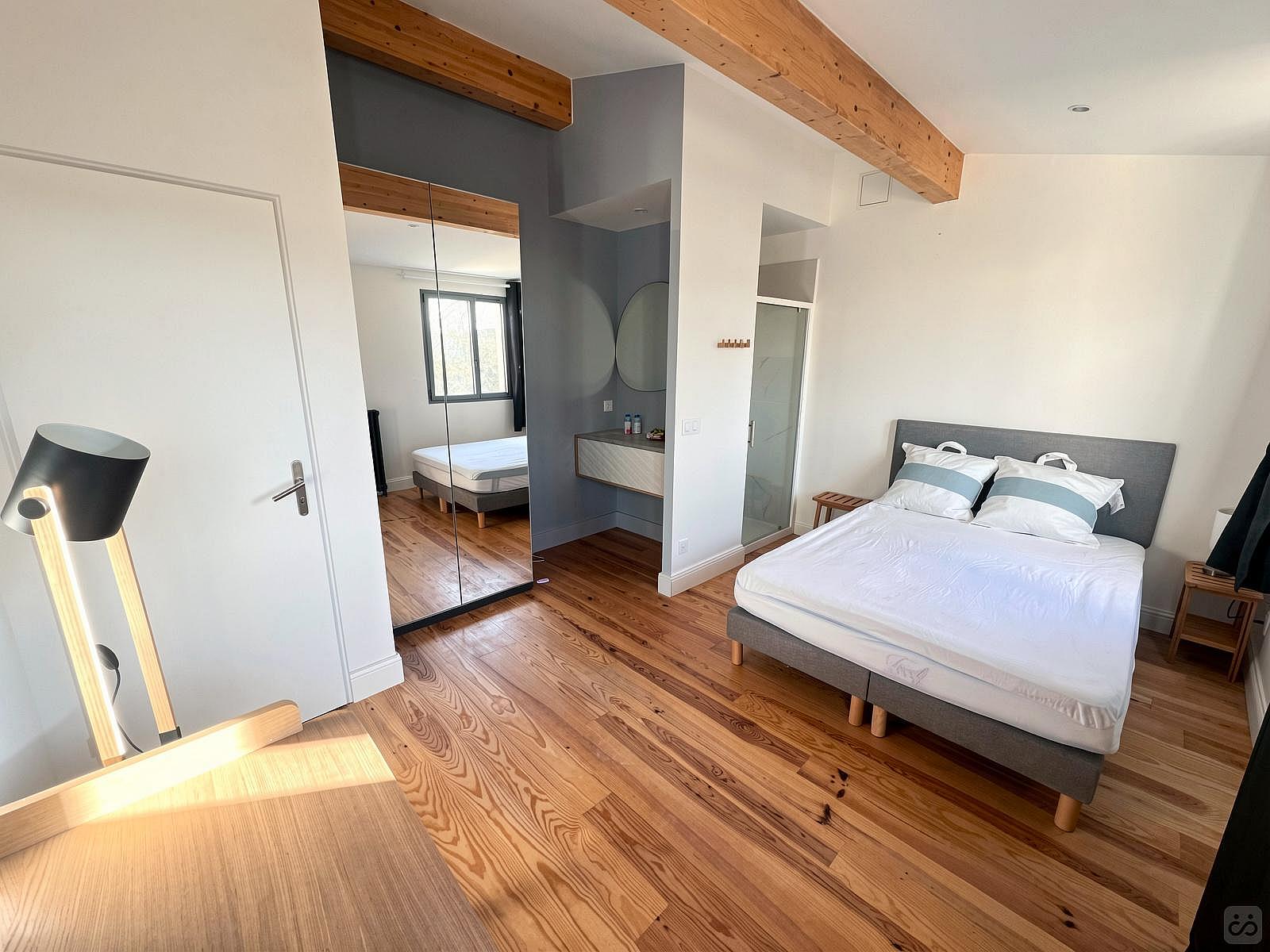 Large Room With Private Bathroom - 9
