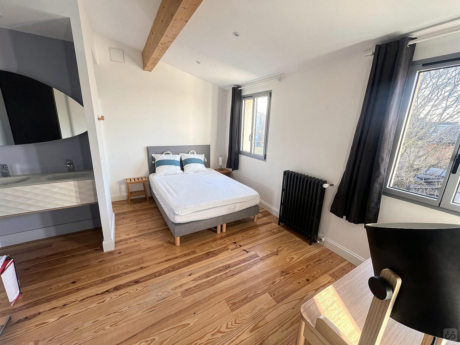Large Room With Private Bathroom - 8