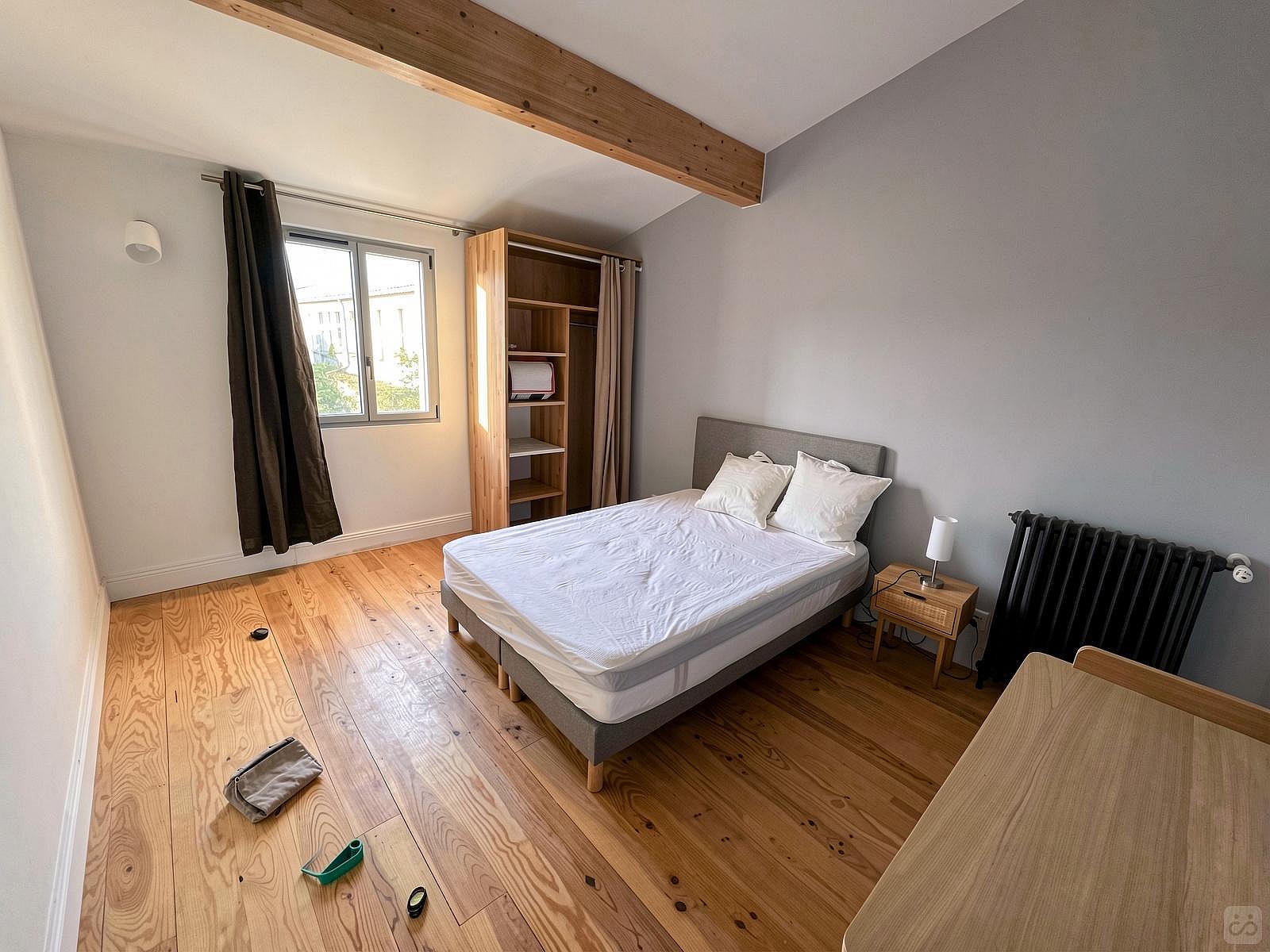 Large Room With Private Bathroom - 12