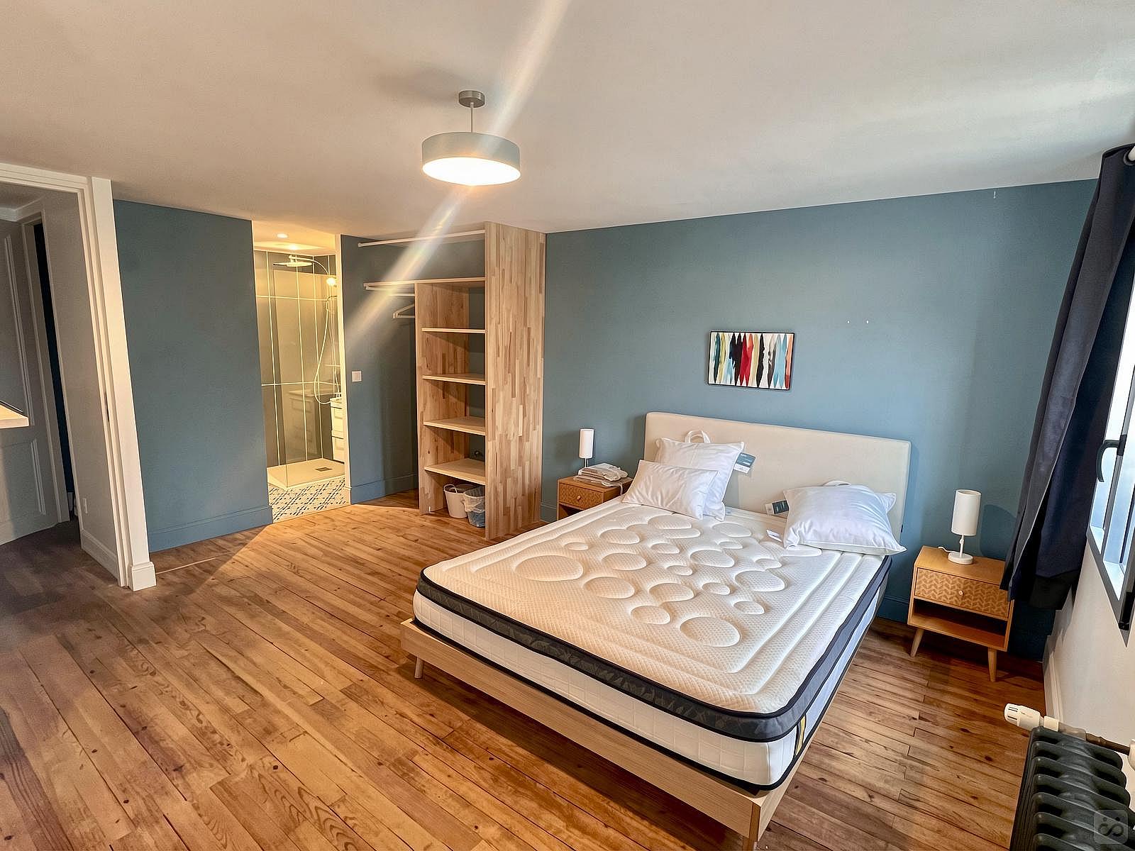 Large Room With Private Bathroom - 16