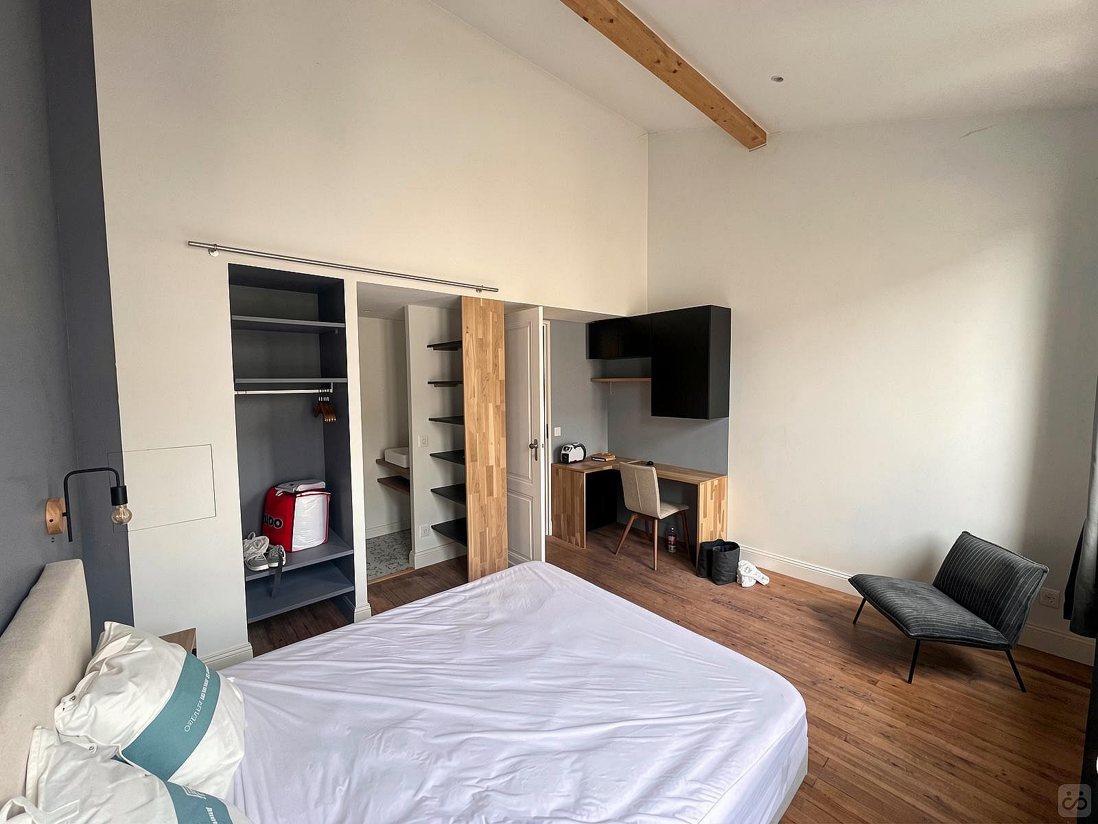 Large Room With Private Bathroom - 4