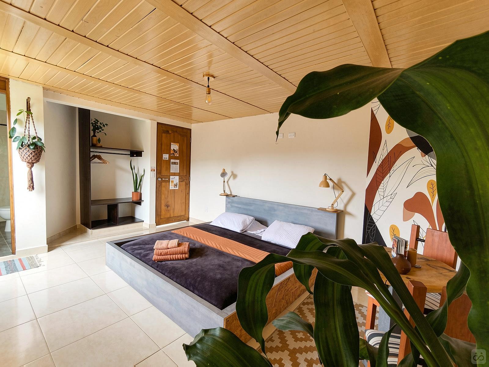 Large Private Room Kingsize Bed - Charming home w/ an inspiring workspace surrounded by nature and community. - Gallery - 21