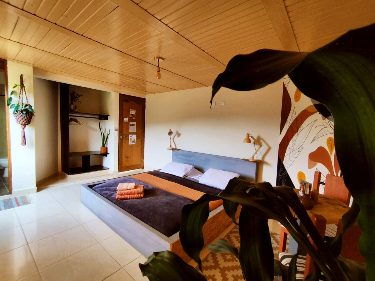 Large Private Room Kingsize Bed - Charming home w/ an inspiring workspace surrounded by nature and community. - Gallery - 1