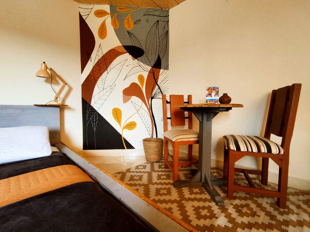 Large Private Room Kingsize Bed - Charming home w/ an inspiring workspace surrounded by nature and community. - Gallery - 4