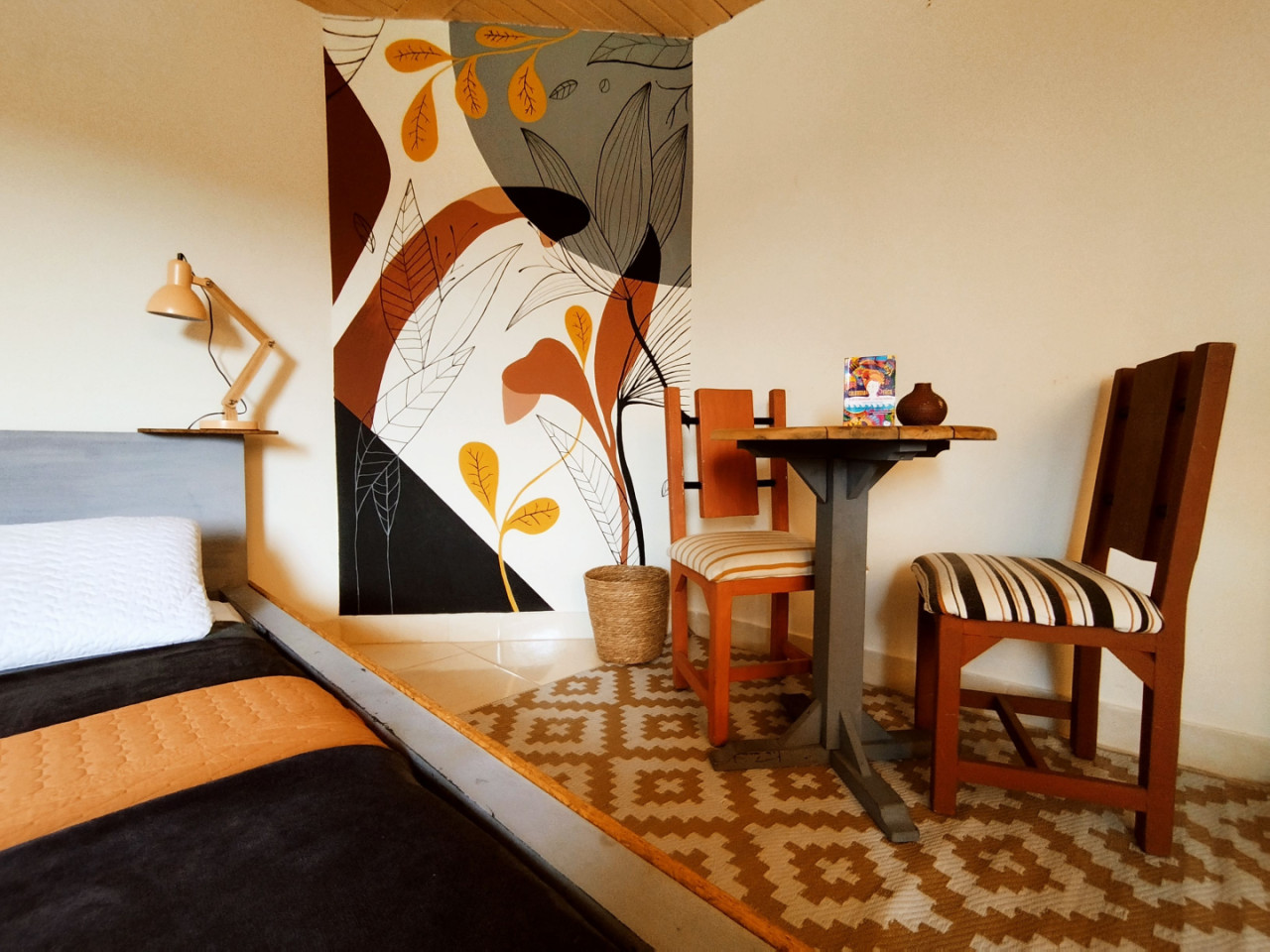 Large Private Room Kingsize Bed - Charming home w/ an inspiring workspace surrounded by nature and community. - Gallery - 9
