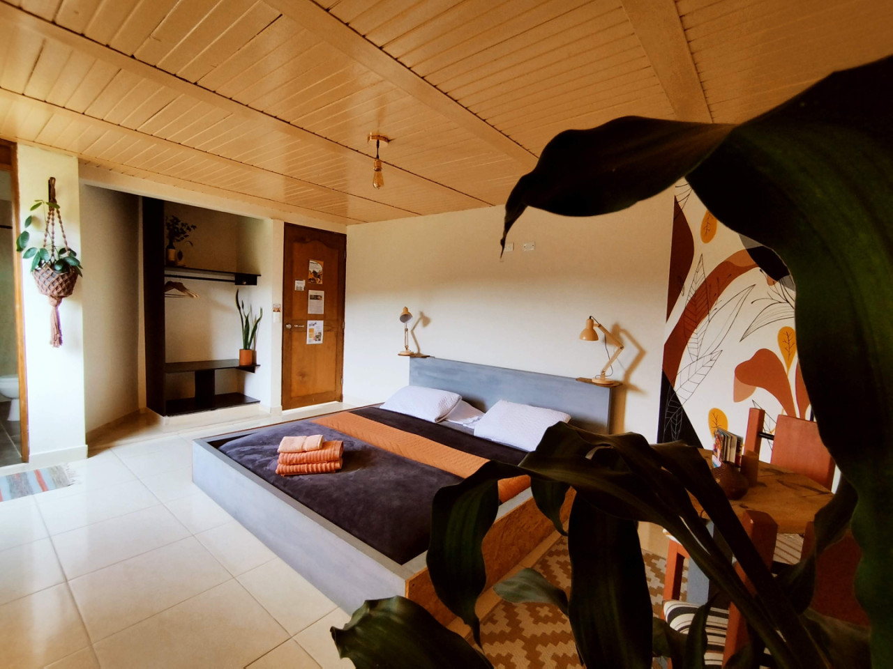 Large Private Room Kingsize Bed - Charming home w/ an inspiring workspace surrounded by nature and community. - Gallery - 6