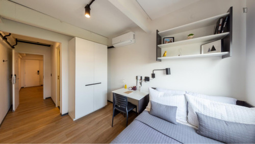 Elegant double ensuite bedroom near the Campus Baixada Santista of the UFSP