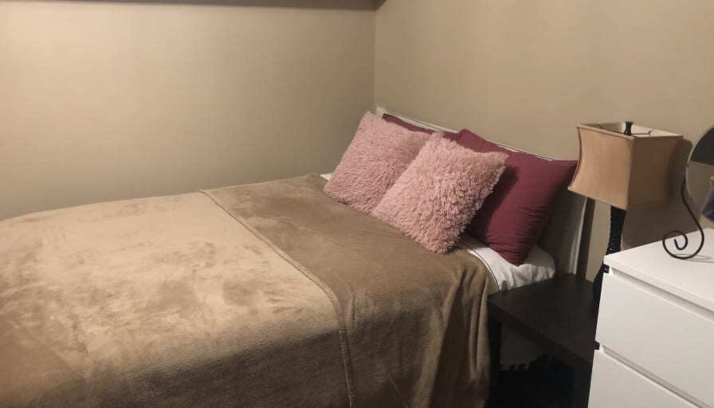  Bedroom 2 (Full Room)  -  Family lives close to U of M campus  - Gallery -  1