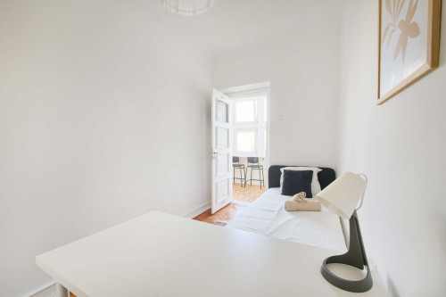 Cosy bedroom in a 6-bedroom apartment in Lisbon - Room 6