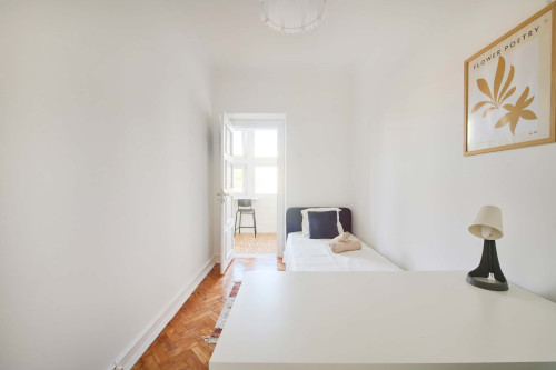 Cosy bedroom in a 6-bedroom apartment in Lisbon - Room 6 - Gallery - 5