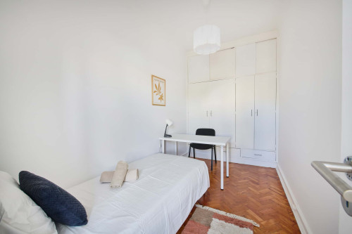 Cosy bedroom in a 6-bedroom apartment in Lisbon - Room 6