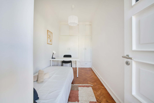 Cosy bedroom in a 6-bedroom apartment in Lisbon - Room 6