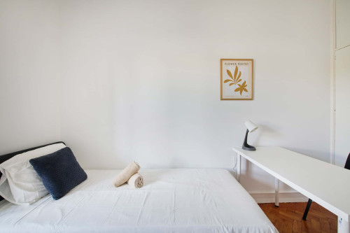 Cosy bedroom in a 6-bedroom apartment in Lisbon - Room 6