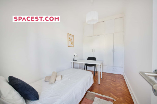 Cosy bedroom in a 6-bedroom apartment in Lisbon - Room 6 - Gallery - 7