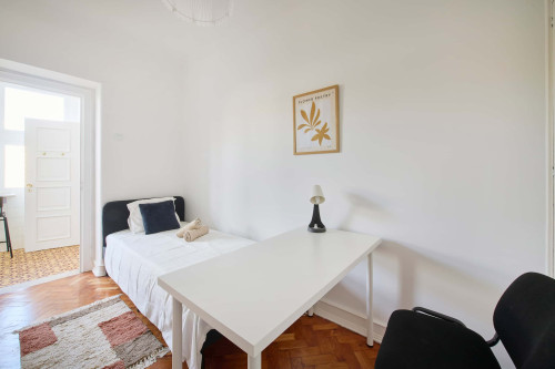 Cosy bedroom in a 6-bedroom apartment in Lisbon - Room 6 - Gallery - 6