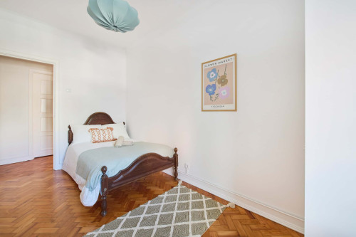 Luminous bedroom in a 6-bedroom apartment in Lisbon - Room 5