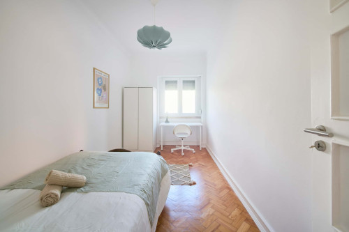 Luminous bedroom in a 6-bedroom apartment in Lisbon - Room 5