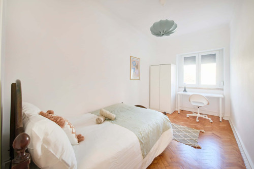 Luminous bedroom in a 6-bedroom apartment in Lisbon - Room 5