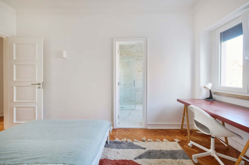 Bedroom with private bathroom in a 6-bedroom apartment in Lisbon - Room 4 - Gallery - 5