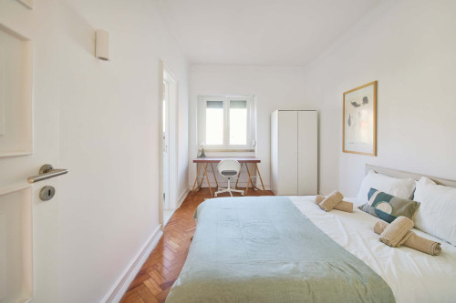 Bedroom with private bathroom in a 6-bedroom apartment in Lisbon - Room 4 - Gallery - 8