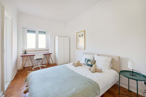 Bedroom with private bathroom in a 6-bedroom apartment in Lisbon - Room 4 - Gallery - 10