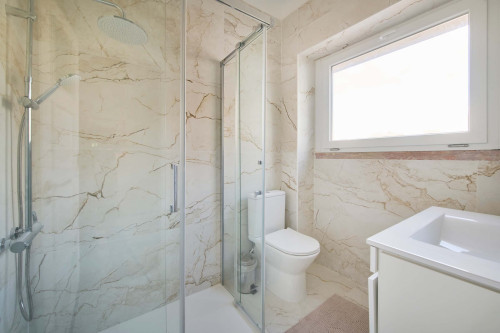 Bedroom with private bathroom in a 6-bedroom apartment in Lisbon - Room 4 - Gallery - 7