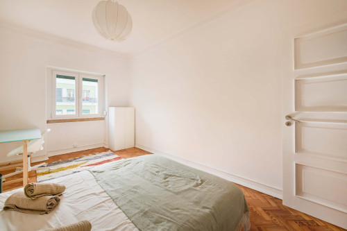 Bedroom with private bathroom in a 6-bedroom apartment in Lisbon - Room 4 - Gallery - 11