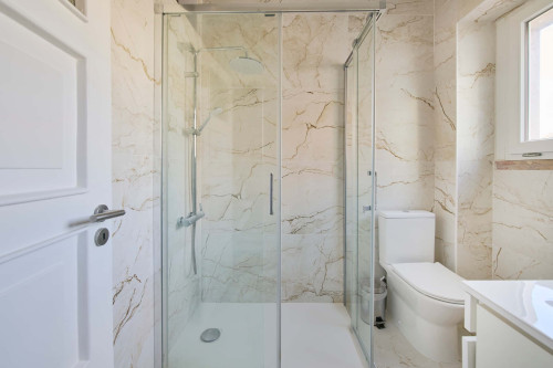 Bedroom with private bathroom in a 6-bedroom apartment in Lisbon - Room 4