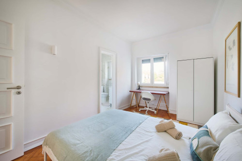 Bedroom with private bathroom in a 6-bedroom apartment in Lisbon - Room 4 - Gallery - 9