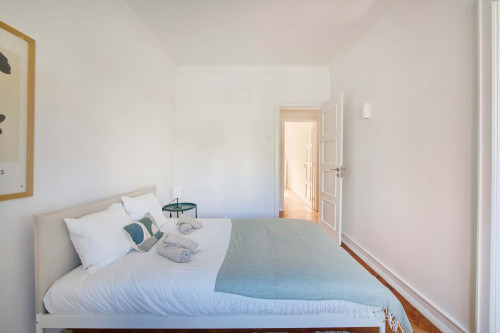 Bedroom with private bathroom in a 6-bedroom apartment in Lisbon - Room 4
