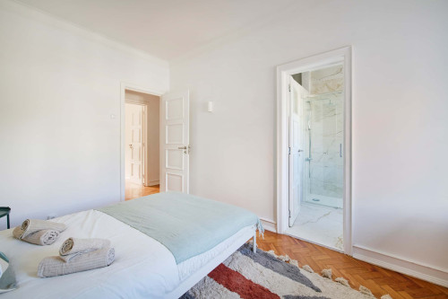 Bedroom with private bathroom in a 6-bedroom apartment in Lisbon - Room 4