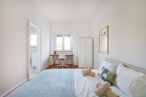 Bedroom with private bathroom in a 6-bedroom apartment in Lisbon - Room 4