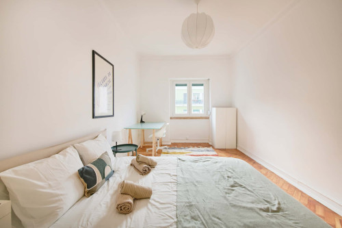 Luminous bedroom in a 6-bedroom apartment in Lisbon - Room 3