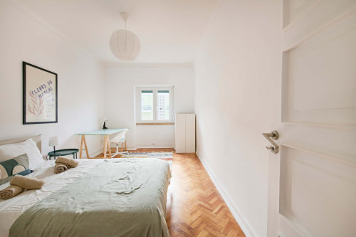 Luminous bedroom in a 6-bedroom apartment in Lisbon - Room 3