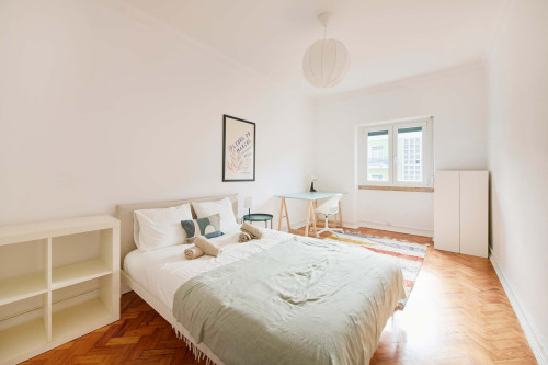 Luminous bedroom in a 6-bedroom apartment in Lisbon - Room 3