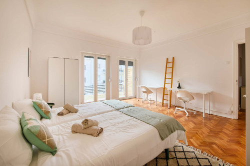 Luminous bedroom in a 6-bedroom apartment in Lisbon - Room 3 - Gallery - 8