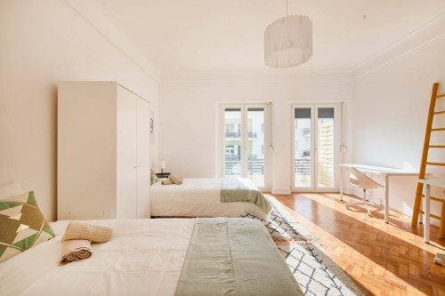 Twin Bedroom with balcony in a 6-bedroom apartment in Lisbon - Room 2 - Gallery - 10