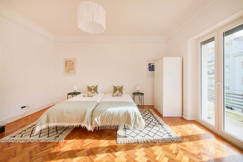 Twin Bedroom with balcony in a 6-bedroom apartment in Lisbon - Room 2 - Gallery - 7