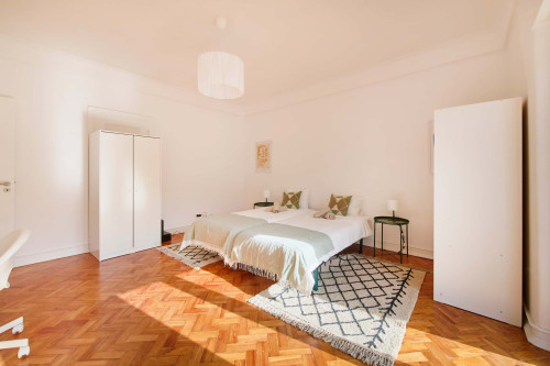Twin Bedroom with balcony in a 6-bedroom apartment in Lisbon - Room 2 - Gallery - 16
