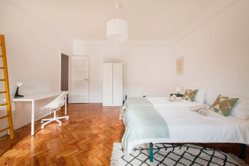 Twin Bedroom with balcony in a 6-bedroom apartment in Lisbon - Room 2 - Gallery - 17