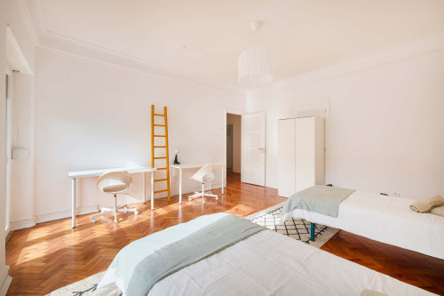 Twin Bedroom with balcony in a 6-bedroom apartment in Lisbon - Room 2 - Gallery - 14