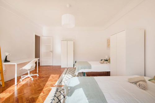 Twin Bedroom with balcony in a 6-bedroom apartment in Lisbon - Room 2 - Gallery - 13