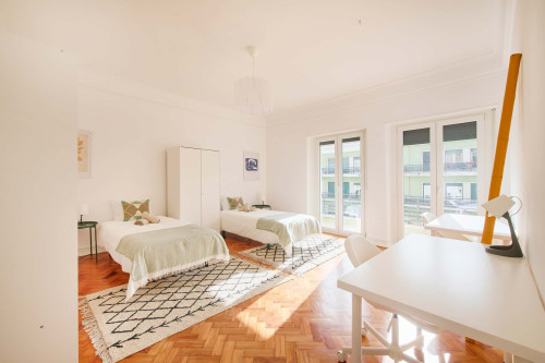 Twin Bedroom with balcony in a 6-bedroom apartment in Lisbon - Room 2 - Gallery - 15