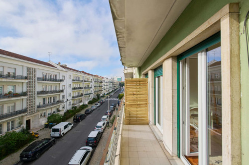 Twin Bedroom with balcony in a 6-bedroom apartment in Lisbon - Room 2 - Gallery - 4