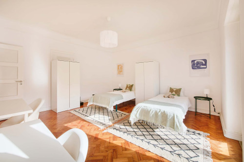 Twin Bedroom with balcony in a 6-bedroom apartment in Lisbon - Room 2 - Gallery - 11