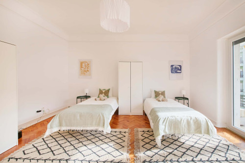 Twin Bedroom with balcony in a 6-bedroom apartment in Lisbon - Room 2 - Gallery - 8