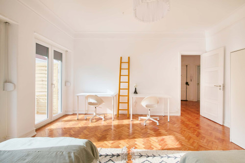 Twin Bedroom with balcony in a 6-bedroom apartment in Lisbon - Room 2
